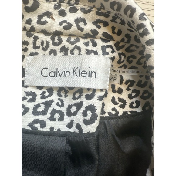 Calvin Klein Women's Leopard Print Poly Blend 2 Button‎ Long Sleeve Blazer Sz 4P - Picture 3 of 9